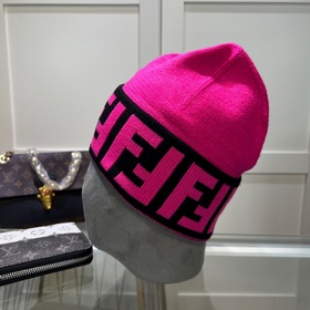 Вязаная шапка FENDI в комплекте с защ
