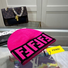 Вязаная шапка FENDI в комплекте с защ