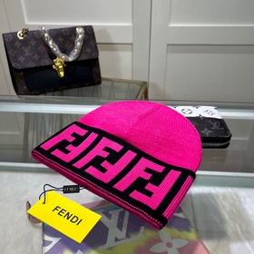 Вязаная шапка FENDI в комплекте с защ