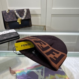 Вязаная шапка FENDI в комплекте с защ