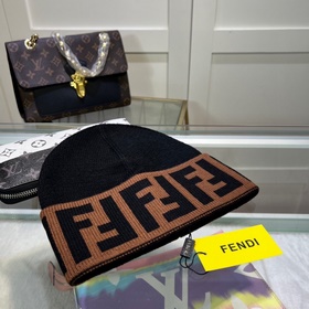 Вязаная шапка FENDI в комплекте с защ