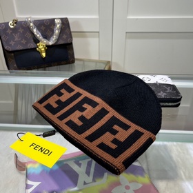 Вязаная шапка FENDI в комплекте с защ