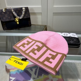 Вязаная шапка FENDI в комплекте с защ