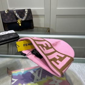 Вязаная шапка FENDI в комплекте с защ