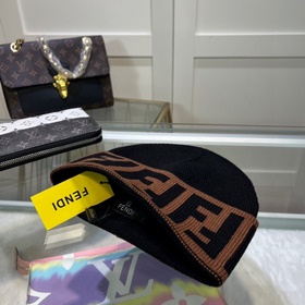 Вязаная шапка FENDI в комплекте с защ