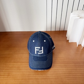 Бейсболка FENDI из серии Monogram — кл