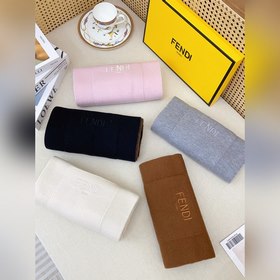Хит коллекции трикотажа Fendi — шарф, 
