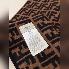 Хит коллекции трикотажа Fendi — шарф, 