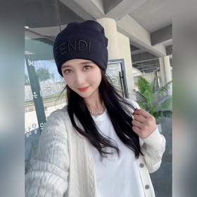 На официальном сайте FENDI представлен