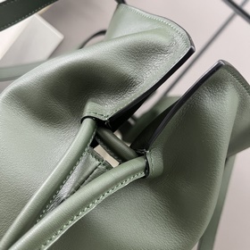 Loewe  Клач «Flamenco» из кожи наппа 