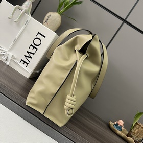 Loewe  Клач «Flamenco» из кожи наппа