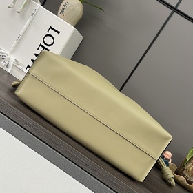 Loewe  Клач «Flamenco» из кожи наппа