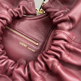 Loewe Средняя сумка Squeeze из кожи н