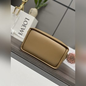 Loewe Средняя сумка Squeeze из кожи н
