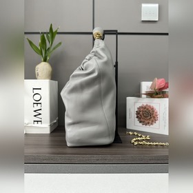 Loewe Средняя сумка Squeeze из кожи н