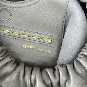 Loewe Средняя сумка Squeeze из кожи н
