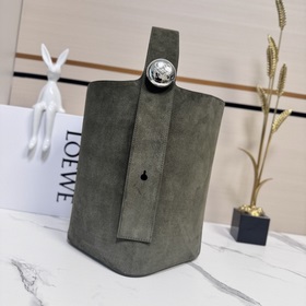 Модель Loewe Pebble из замши крупного