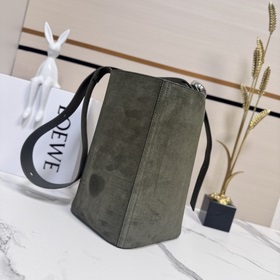 Модель Loewe Pebble из замши крупного