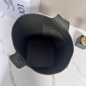 Модель Loewe Pebble из замши крупного 