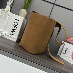 Модель Loewe Pebble из замши крупного