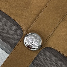 Модель Loewe Pebble из замши крупного 