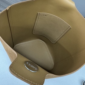 Модель Loewe Pebble из замши крупного 