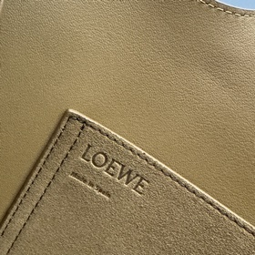 Модель Loewe Pebble из замши крупного 