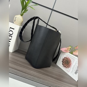 Сумка-ведро Pebble Bucket от Loewe из