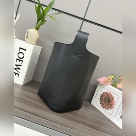 Сумка-ведро Pebble Bucket от Loewe из