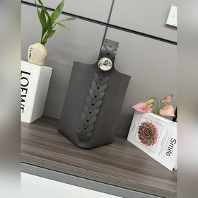 Сумка-ведро Pebble Bucket от Loewe из