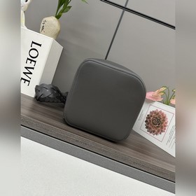 Сумка-ведро Pebble Bucket от Loewe из