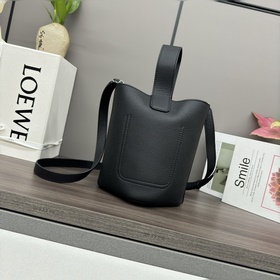 Сумка-ведро Loewe mini из мягкой зерни