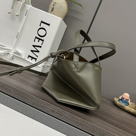 Новая мини-сумка Puzzle Fold от Loewe 