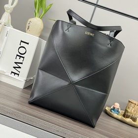 Новая модель Loewe — небольшая сумка P