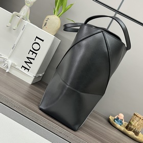 Новая модель Loewe — небольшая сумка P