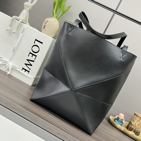 Новая модель Loewe — небольшая сумка P
