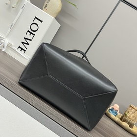 Новая модель Loewe — небольшая сумка P