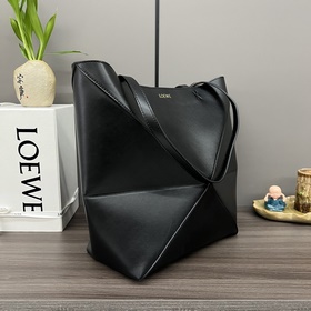 Новая модель Loewe — небольшая сумка P