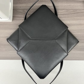Новая модель Loewe — небольшая сумка P