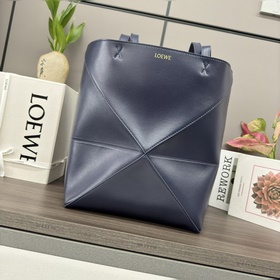 Новая модель Loewe — небольшая сумка P