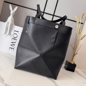 Новая модель Loewe — небольшая сумка P
