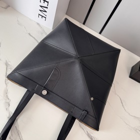 Новая модель Loewe — небольшая сумка P