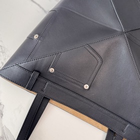 Новая модель Loewe — небольшая сумка P