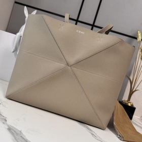Новая модель Loewe — большая сумка Puz