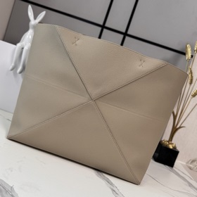 Новая модель Loewe — большая сумка Puz