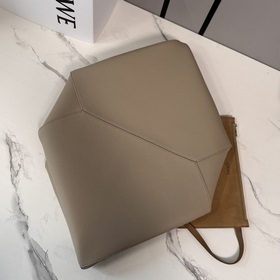Новая модель Loewe — большая сумка Puz