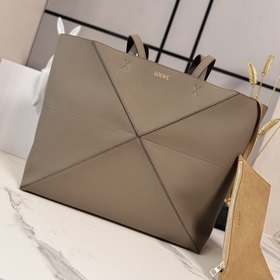 Новая модель Loewe — большая сумка Puz