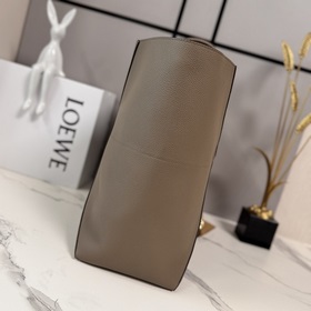 Новая модель Loewe — большая сумка Puz