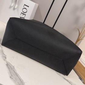 Новая модель Loewe — большая сумка Puz