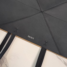 Новая модель Loewe — большая сумка Puz